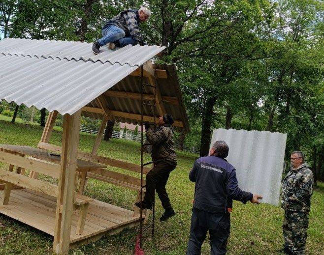 В рамках государственного задания устанавливаются и обустраиваются места отдыха для граждан, посещающих леса