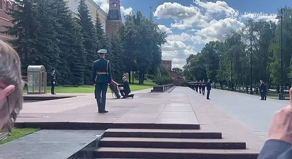 Новости к этому часу:. Путин возложил венок к Могиле Неизвестного Солдата в День памяти и скорби — годовщину начала Великой Отечественной войны, а также цветы к обелискам городов-героев и памятному знаку в честь городов воинской славы