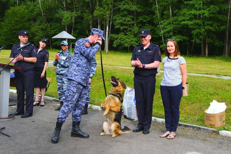 Калининградские росгвардейцы завоевали «золото» и «бронзу» на региональных соревнованиях специалистов-кинологов