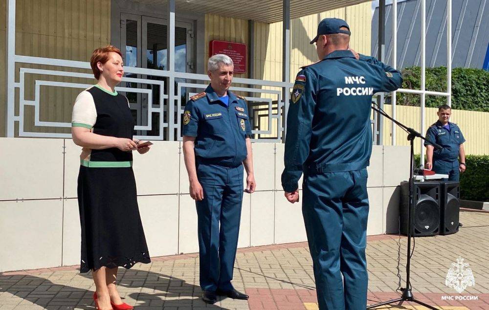 На торжественном собрании, посвященном награждению сотрудников, выполнявших задачи по ликвидации последствий чрезвычайных...