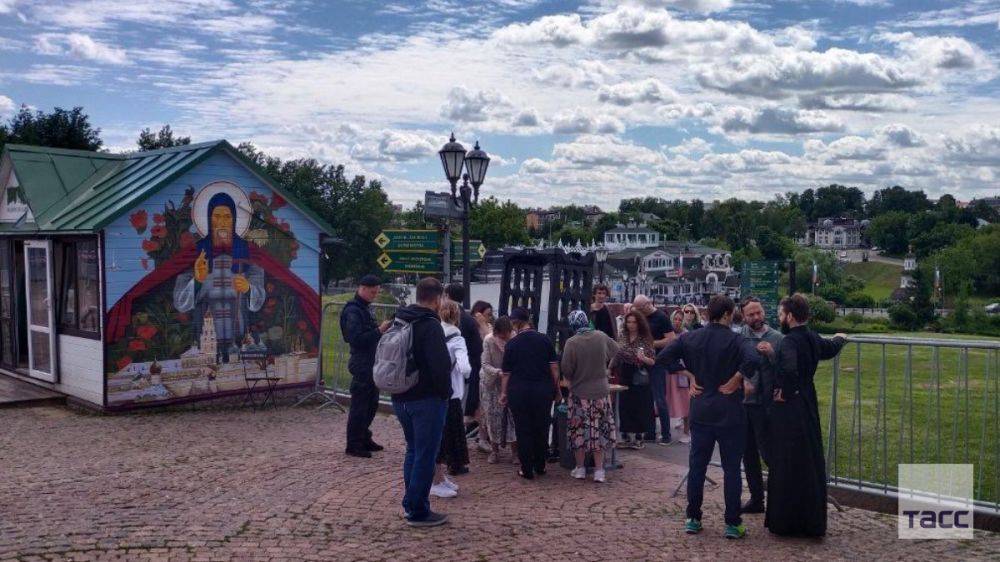 Монахи, паломники и туристы перед Троице-Сергиевой лаврой готовятся к встрече иконы &quot;Троица&quot; Андрея Рублева, передает корреспондент ТАСС