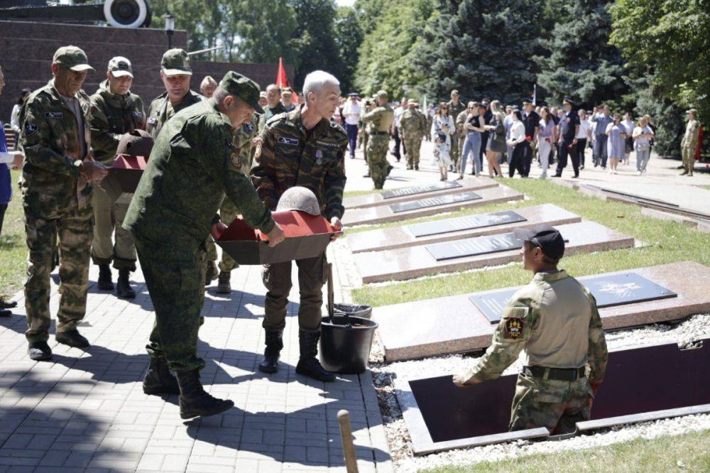 Вячеслав Гладков в День памяти и скорби принял участие в церемонии перезахоронения останков 220 советских солдат, обнаруженных членами поисковых организаций Белгородской области