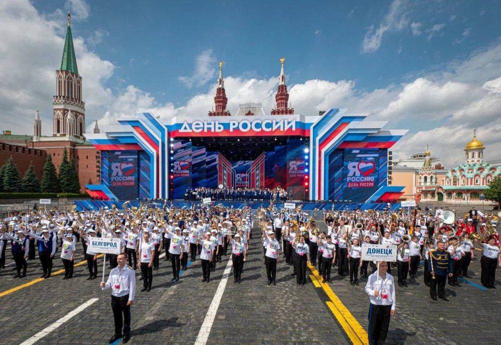 Фестиваль духовых оркестров «С тобой, страна!» прошел в День России на Красной площади