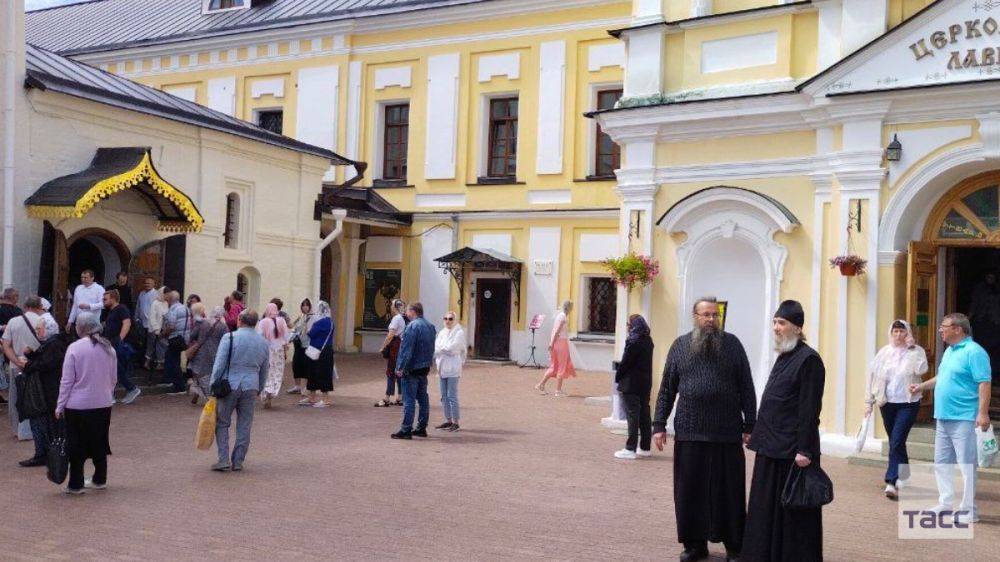 Монахи, паломники и туристы перед Троице-Сергиевой лаврой готовятся к встрече иконы &quot;Троица&quot; Андрея Рублева, передает корреспондент ТАСС