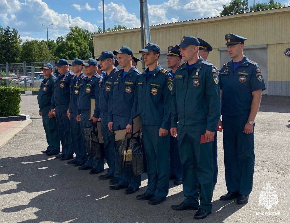 На торжественном собрании, посвященном награждению сотрудников, выполнявших задачи по ликвидации последствий чрезвычайных...