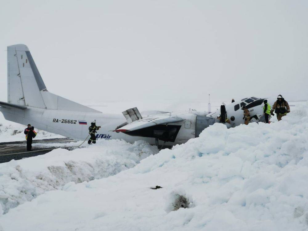 Фото с места жесткой посадки Ан-26 на Ямале