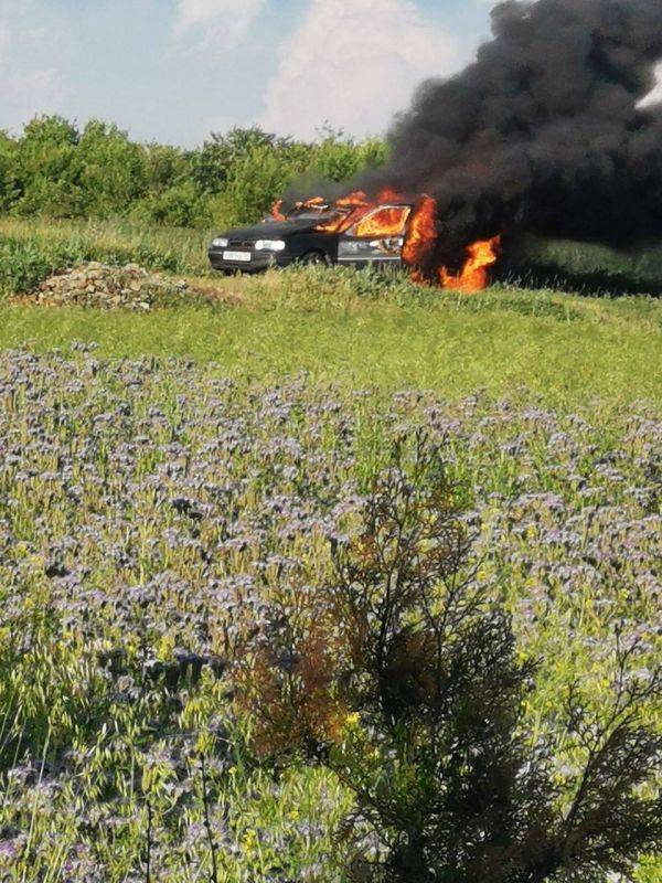 Дрон-камикадзе атаковал легковой автомобиль в селе Березовка Белгородской области, пострадали двое мирных жителей, сообщил губернатор Гладков