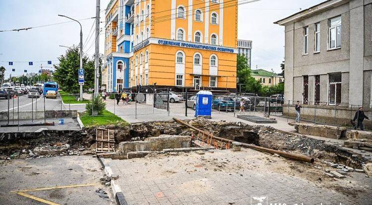 Возле остановки «Стадион» в Белгороде теплоэнергетики меняют трубы