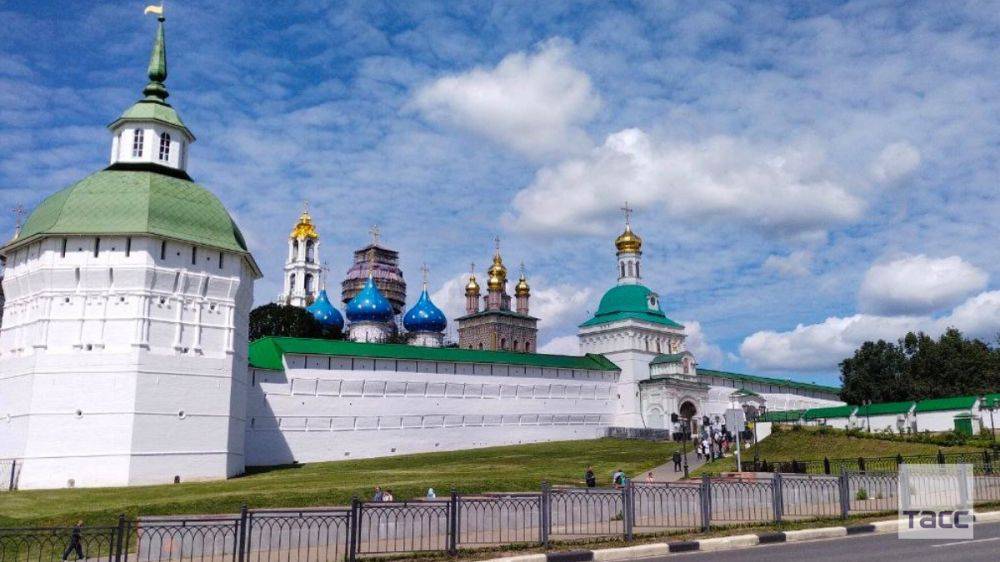 Монахи, паломники и туристы перед Троице-Сергиевой лаврой готовятся к встрече иконы "Троица" Андрея Рублева, передает корреспондент ТАСС