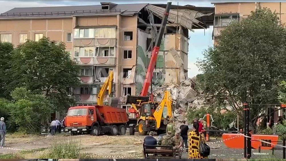 В Шебекино на разборе завалов поврежденного дома спасатели ушли из пролома, работает техника