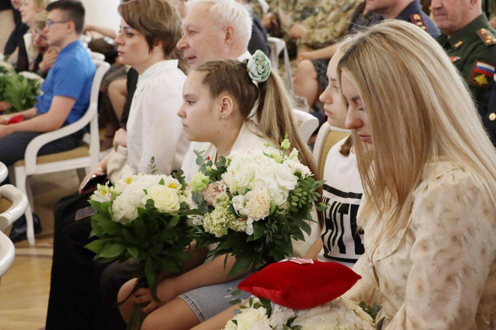 Сегодня в Белгороде вручили ордена Мужества семьям воинов, погибших в ходе специальной военной операции