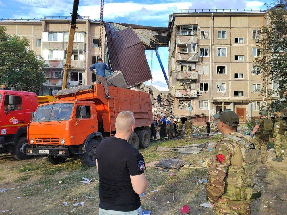 В Шебекино очередная трагедия, при обстреле и прямом попадании сложился подъезд многоквартирного дома