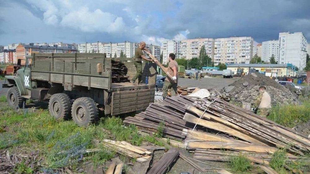 Губкинский союз десантников при поддержке администрации передал военным автомобиль