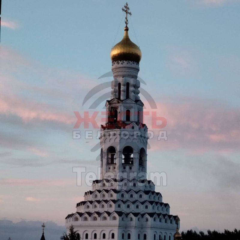 На Белгородскую область, д. рохоровка, была совершена очередная террористическая атака со стороны ВСУ, губернатор области сообщает, что прилетели три беспилотника самолётного типа