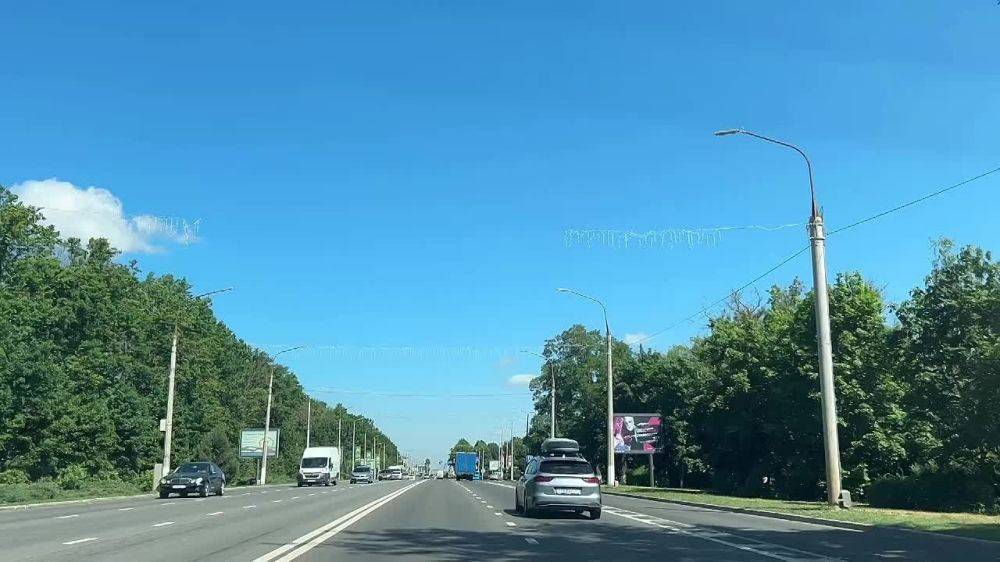 Доброе утро, друзья. Давайте вспомним правила переезда железнодорожных путей Не забываем следовать требованиям дорожных знаков, светофора, разметки Не забудьте убедиться в отсутствии приближающегося поезда Берегите себя