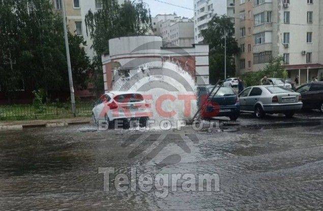 Сегодня в Белгороде на ул. Гостёнской прорвало трубу, в результате из?под земли бил сильный поток воды