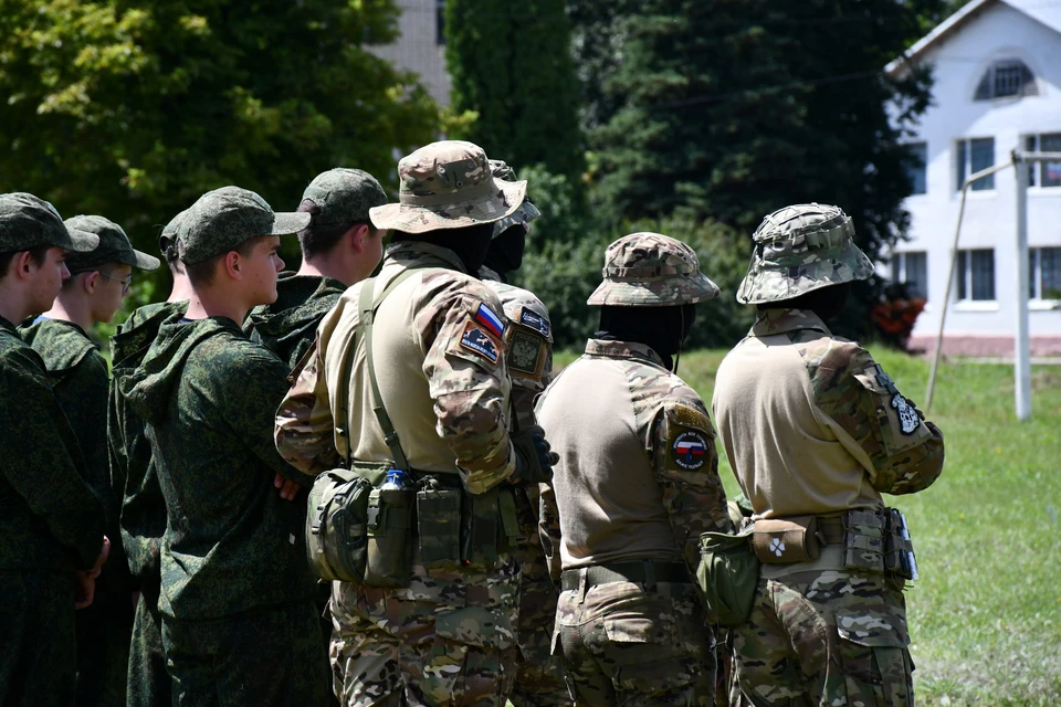 Белгородские росгвардейцы провели занятия с участниками военно-исторических сборов0