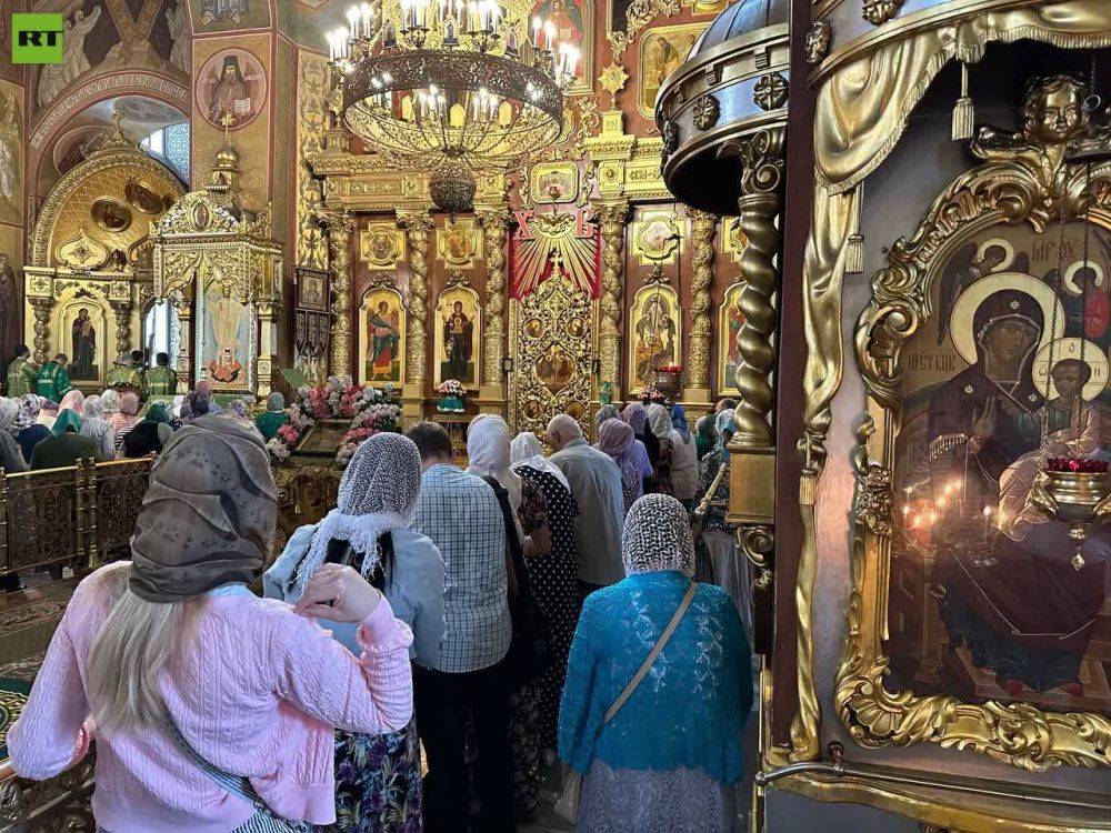 В супермаркетах Белгорода очередей не встретишь, а вот в центральном храме в День Святой Троицы собралась длинная вереница из людей, отмечает военкор Семён Пегов