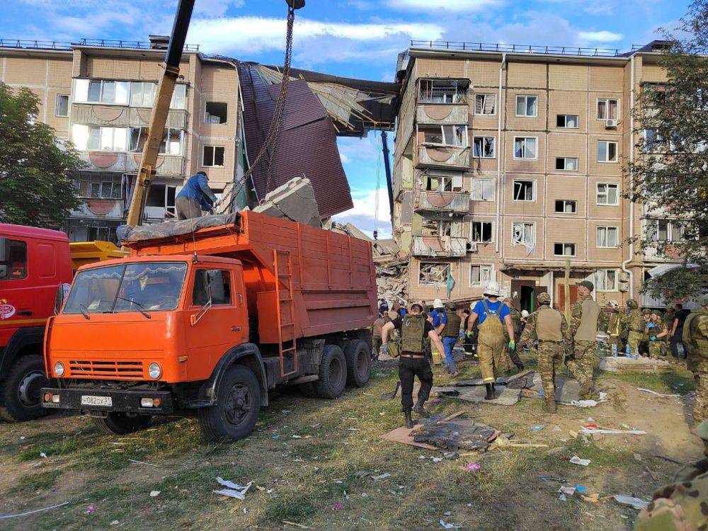 В Шебекино очередная трагедия, при обстреле и прямом попадании сложился подъезд многоквартирного дома