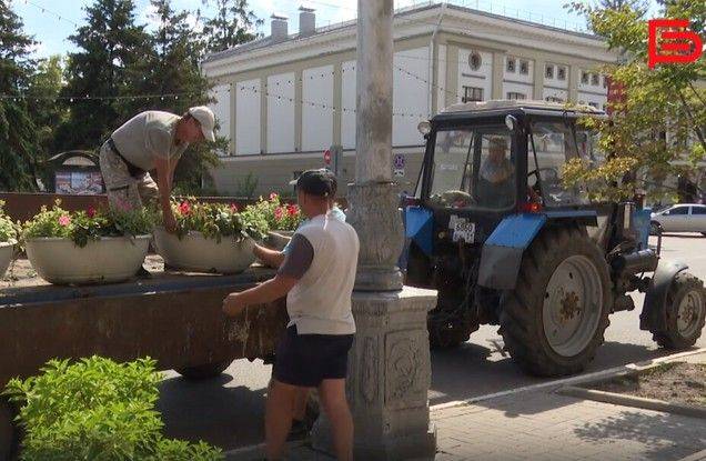 Сотрудники Белгорблагоустройства украшают наш город вазонами с цветами