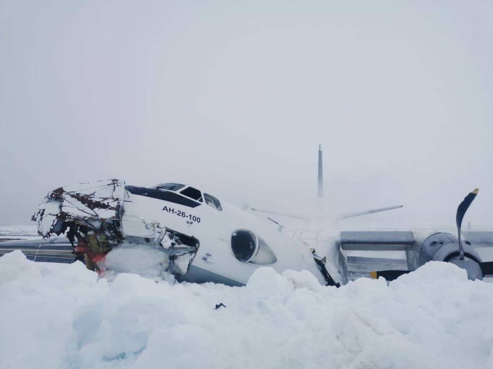 Фото с места жесткой посадки Ан-26 на Ямале