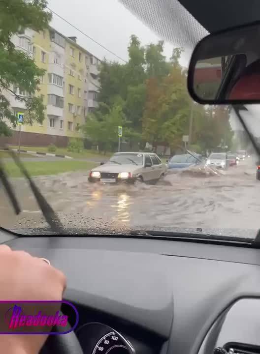 Жару в Белгороде сменили ливень и свежая прохлада — выиграли все, кроме автомобилистов, плывущих на своих машинах по центру города