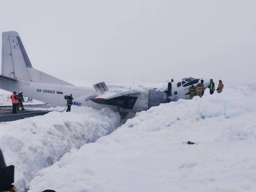 Фото с места жесткой посадки Ан-26 на Ямале