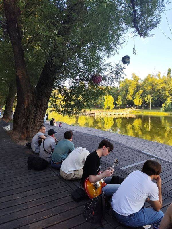 Делимся с вами атмосферными кадрами Белгорода, празднующего День молодёжи