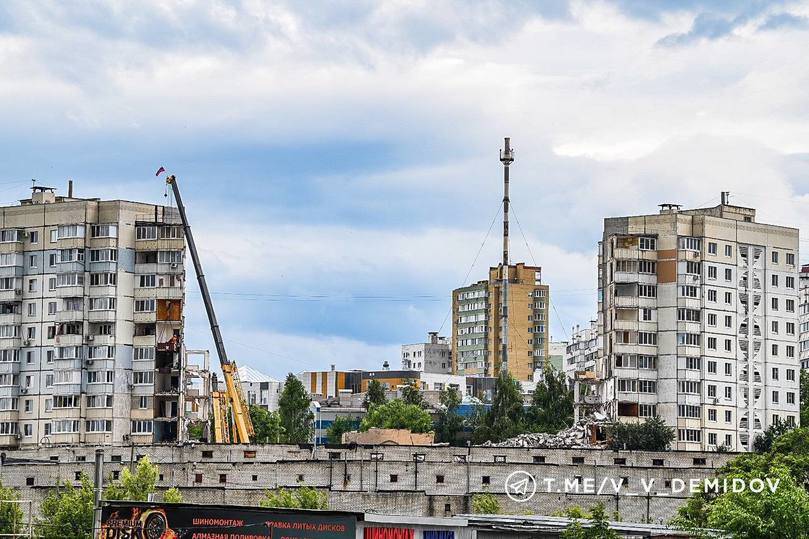 В Белгороде строители завершают демонтаж поврежденной части дома на Щорса2