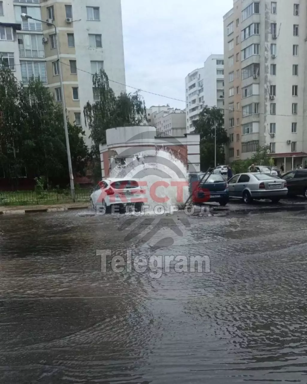 Порыв во дворе на улице Гостёнской в Белгороде