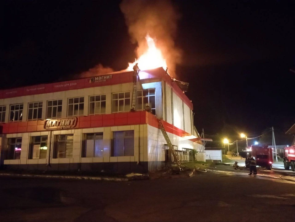 В поселке Ивня Белгородской области после атаки дрона ВСУ загорелась крыша магазина0