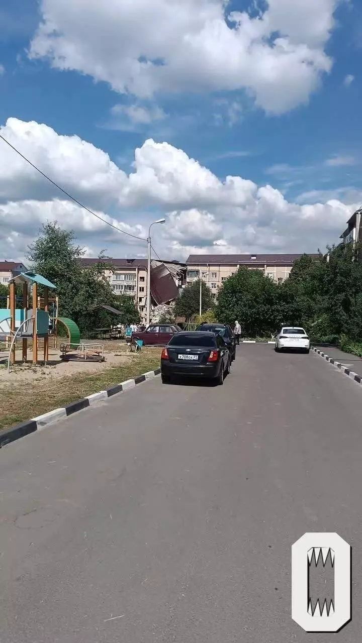 В Сети появились новые фото и видео разрушенного обстрелом подъезда в Шебекино8