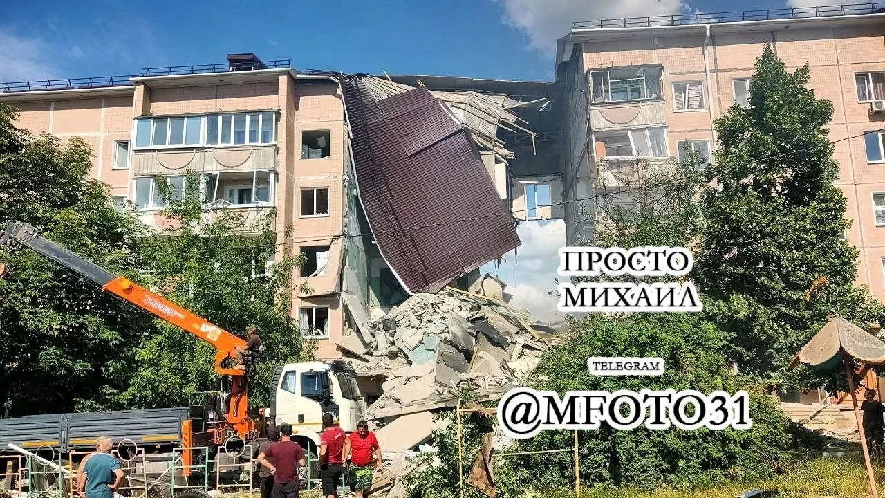 В Сети появились новые фото и видео разрушенного обстрелом подъезда в Шебекино11