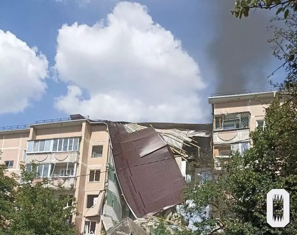 В Сети появились новые фото и видео разрушенного обстрелом подъезда в Шебекино9