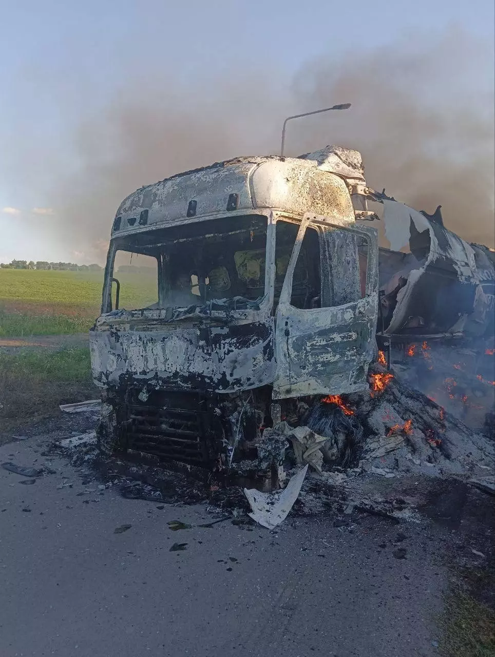 Водитель ранен, грузовик сгорел: в Белгородской области новая атака дрона ВСУ1