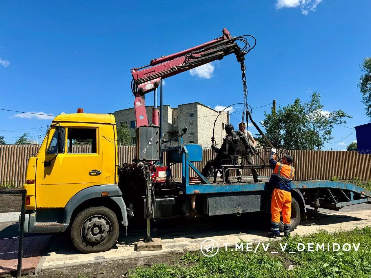 Знаменитый белгородский рыбак с котом «переехал» на новое место3