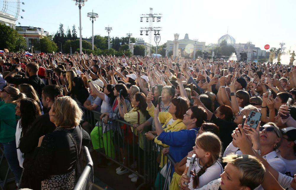 Сотрудница форума &quot;Россия&quot; поблагодарила за поддержку Белгорода и заплакала