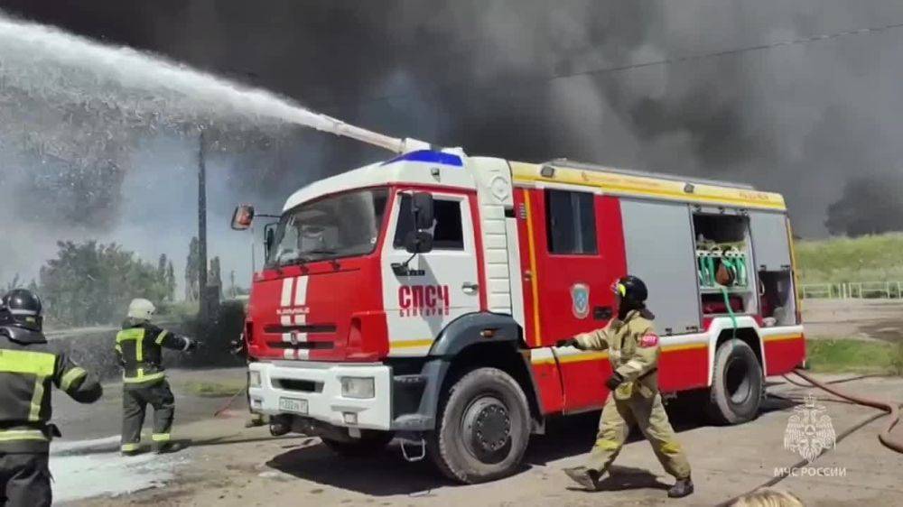 В Белгороде огнеборцы МЧС России ликвидировали пожар из-за обстрела