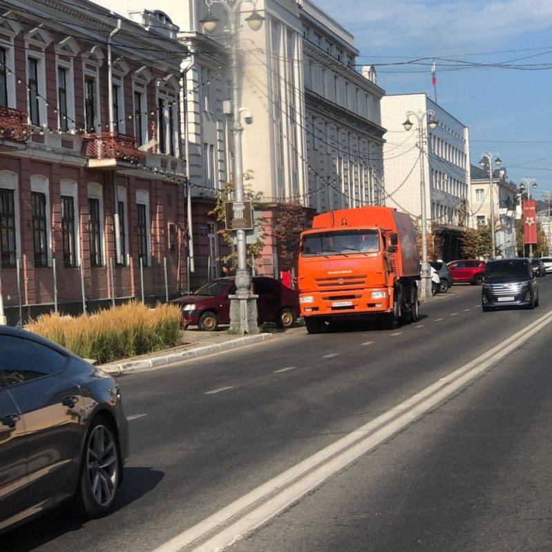 Коммунальные службы с раннего утра наводят порядок в городе