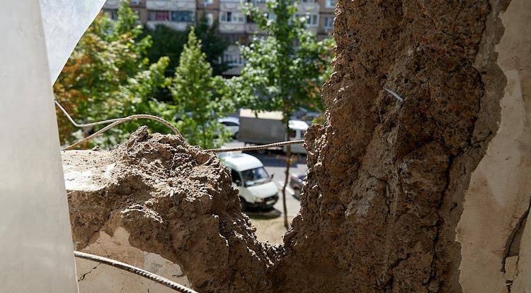 В Белгороде в домах, повреждённых при обстреле 25 мая, устанавливают новые стеклопакеты