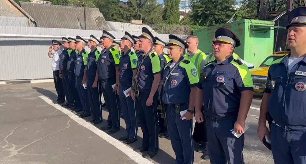 Доброе утро , друзья. Сегодня, в свой профессиональный праздник на дежурство заступили «ветераны» - верные напарники...