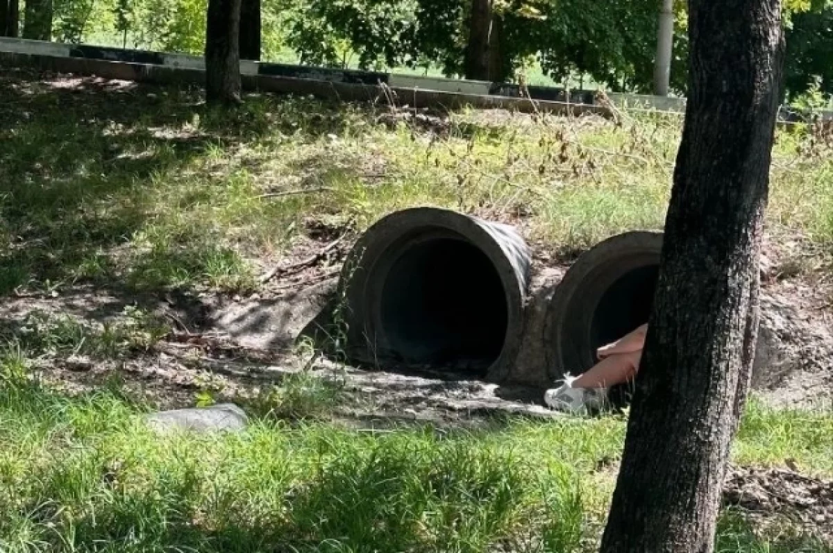 Во время ракетной опасности белгородцам пришлось прятаться в бетонной трубе0