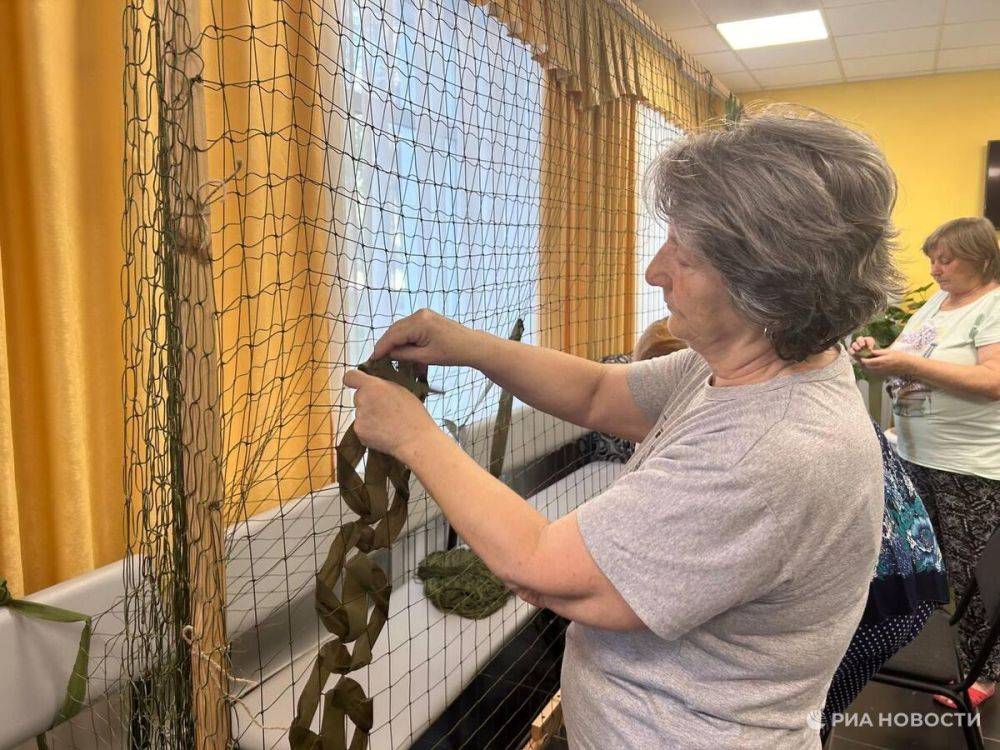 Белгородцы, проживающие в ПВР, плетут сети и шьют жгуты для военных