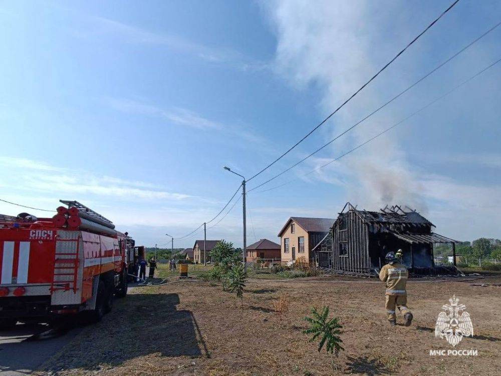 В настоящее время пожар ликвидирован, пострадавших нет