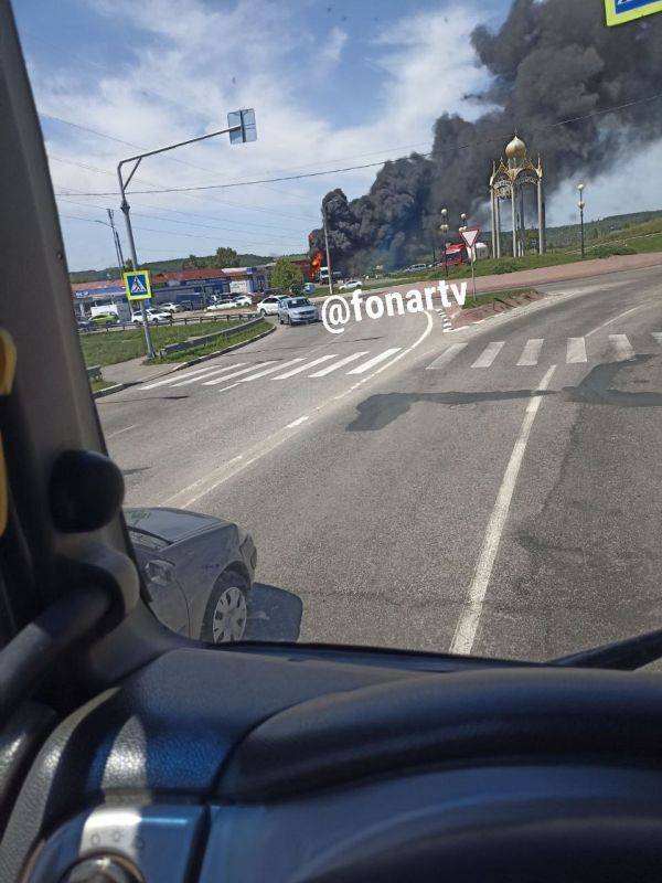 По предварительным данным, в результате обстрела ВСУ Белгорода горит совершенно гражданский шинмонтаж