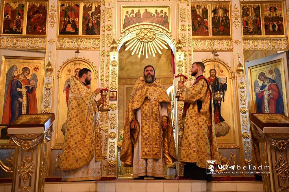 Сегодня утром по традиции в храме в честь святых первоверховных апостолов Петра и Павла состоялось праздничное богослужение