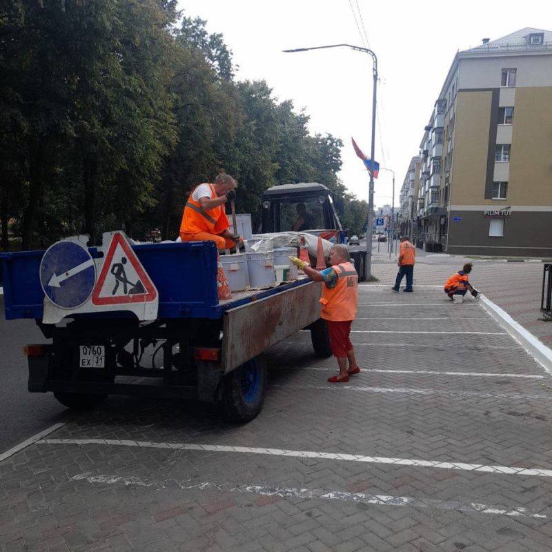 Коммунальщики проводят санитарную уборку улиц, площадей и парков