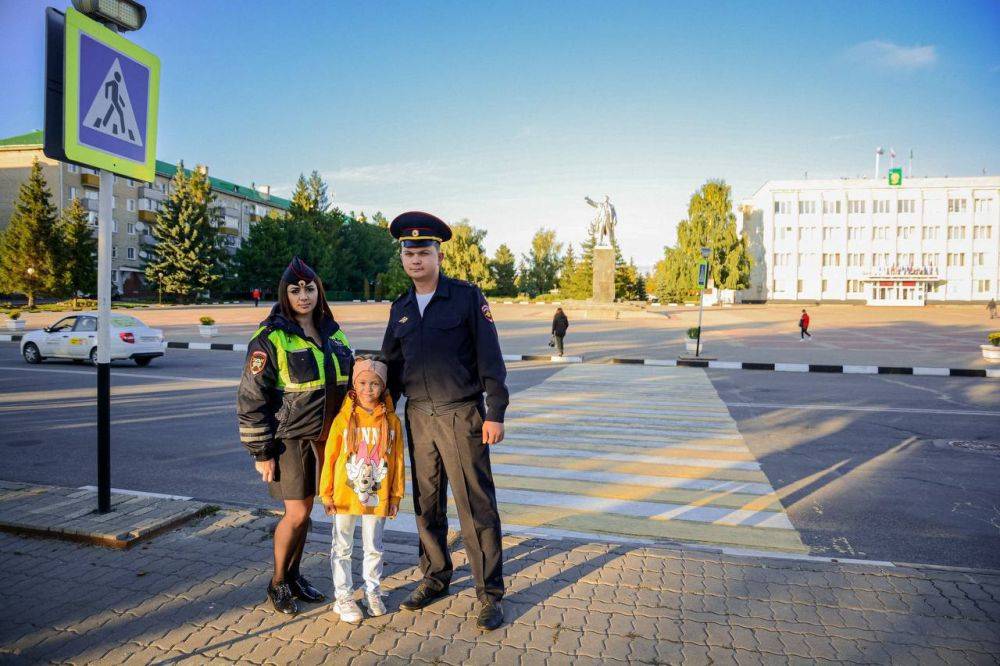 Доброе утро , друзья. Сегодня в День Семьи, Любви и Верности Вас поздравляют наши автоинспекторы вместе со своими близкими...