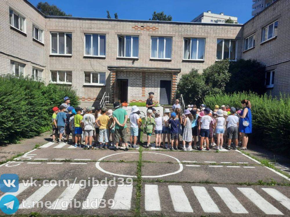 В Калининграде сотрудники Госавтоинспекции провели занятия в детском саду 121.