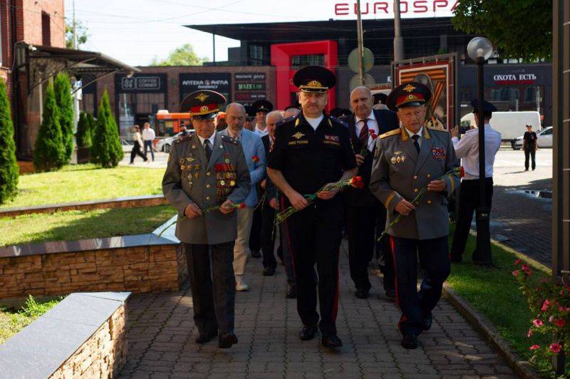 В региональном УМВД прошло мероприятие, приуроченное к 78-й годовщине со Дня образования ведомства В УМВД России по Калининградской области прошла церемония возложения в честь 78-летия со Дня